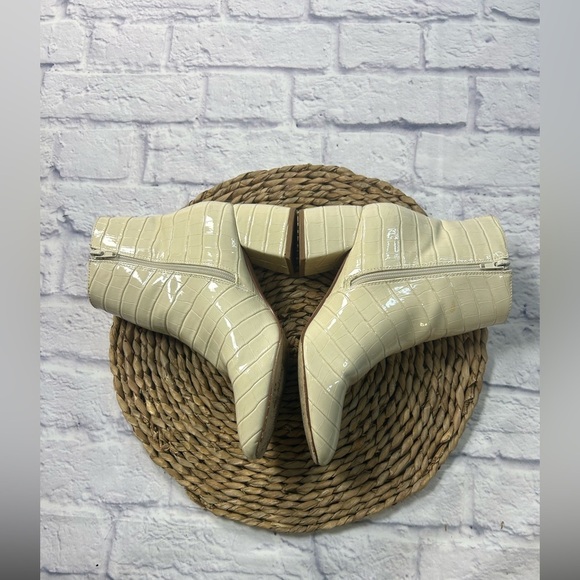 Chinese Laundry Cream Croc-Embossed Ankle Boots. Size 8.5 - Picture 7 of 9
